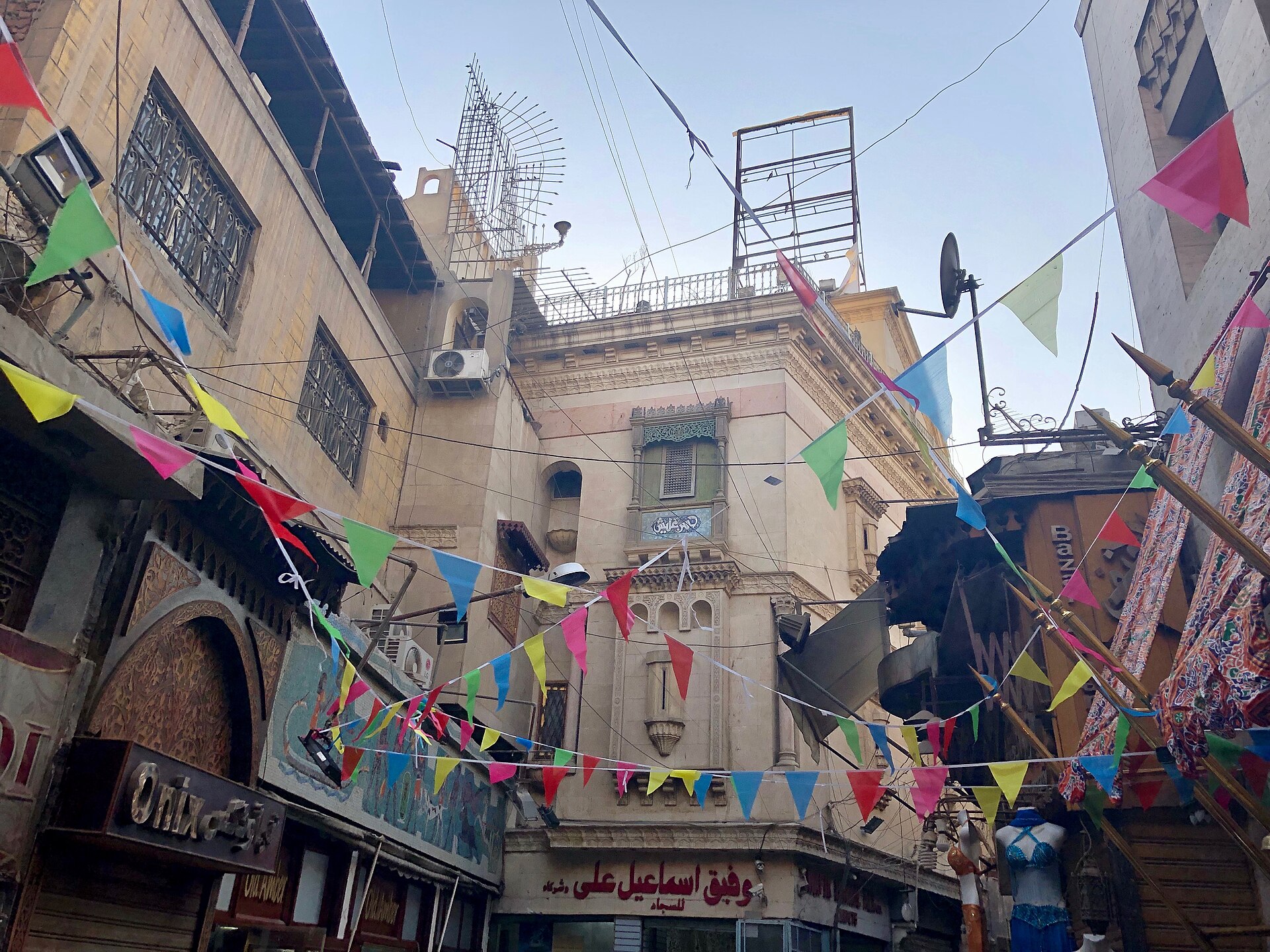 أزقّة خان الخليلي بالقاهرة القديمة بمحالّها ومصابيحها