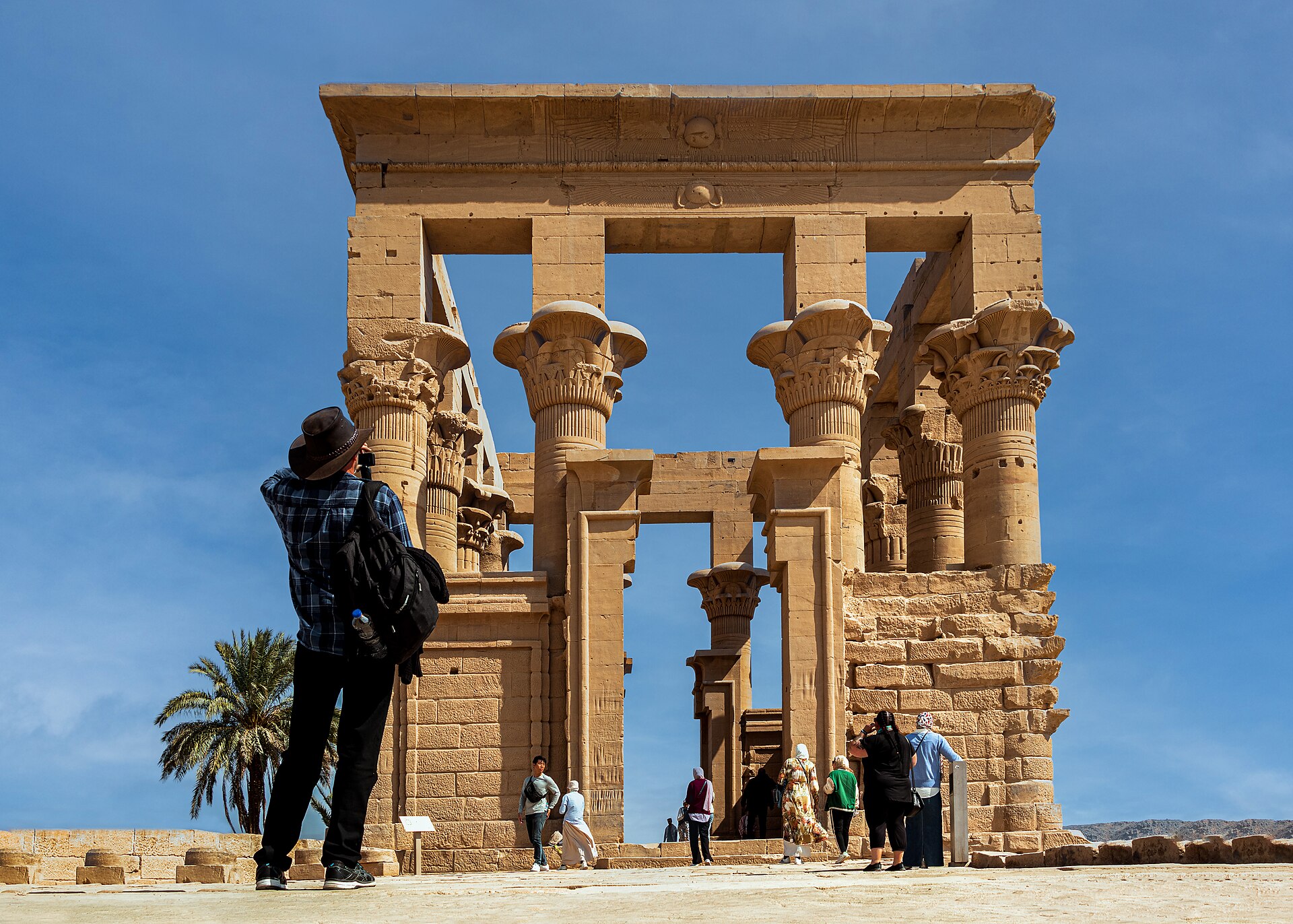 معبد فيلة في أسوان مطلًّا على مياه النيل